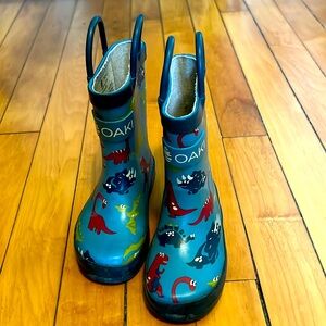 Oaki rain boots with fun Dino print size 6. Great condition.